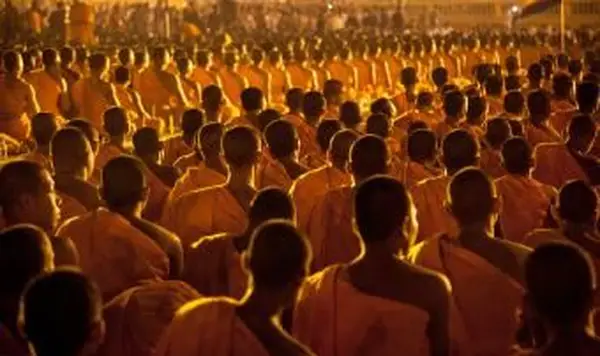 Tausende Mönche nehmen an Beerdigung teil