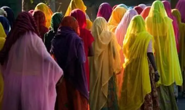 Indische Frauen während einer Zeremonie