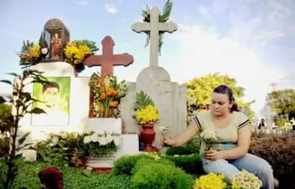 Nikaragujská žena zdobí hrob