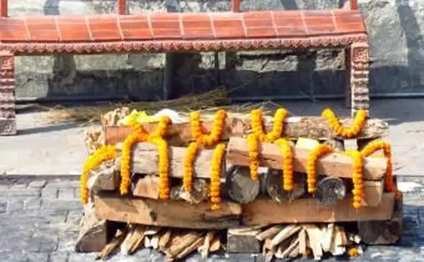 Bûcher hindou pour la cérémonie de crémation