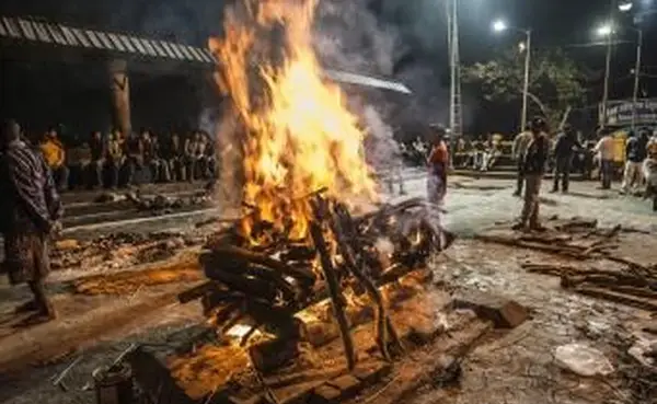 Allumer un bûcher funéraire