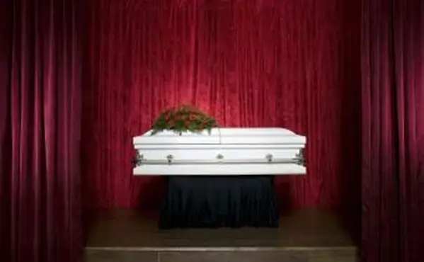 ארון קבורה על במה אדומה