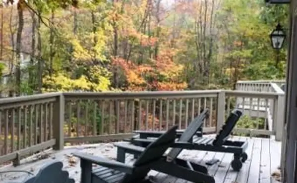 圧力処理されたデッキを染色する方法