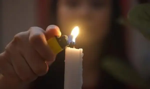 femme, bougie allumée, à, briquet