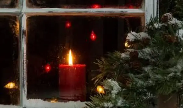 Bougie illuminée dans la fenêtre