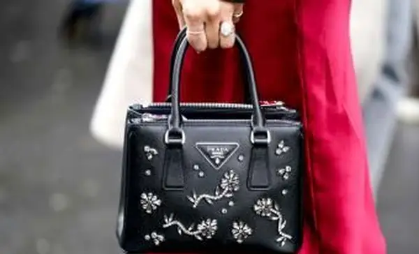 Čierna kožená taška značky Prada na kožu