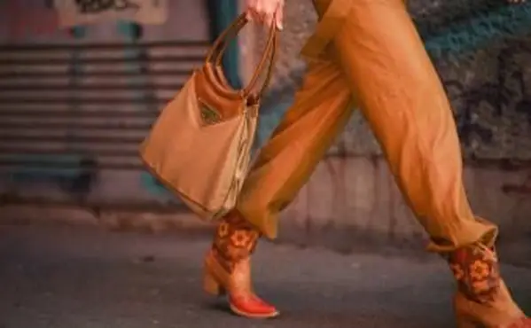 Ako odhaliť falošnú tašku Prada: kľúčové rozdiely