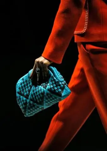 Modelo con bolso Bottega Veneta
