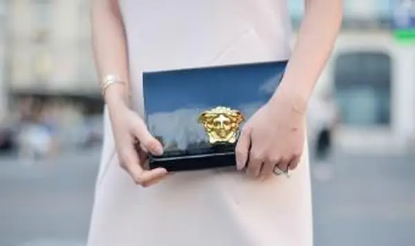 Cómo saber si un bolso Versace es real: 6 señales clave