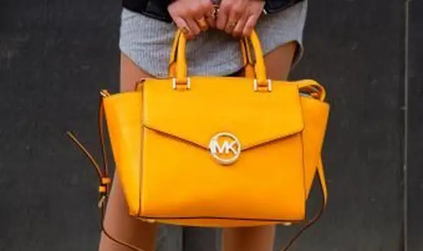 תיק צהוב של מייקל קורס