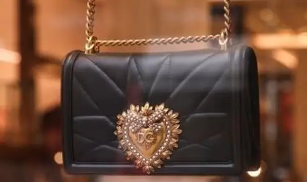 가짜에서 진짜 Dolce & Gabbana 지갑을 말하는 방법