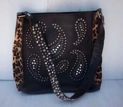 McFadin Schwarze Cheetah Accent Schultertasche mit Nieten