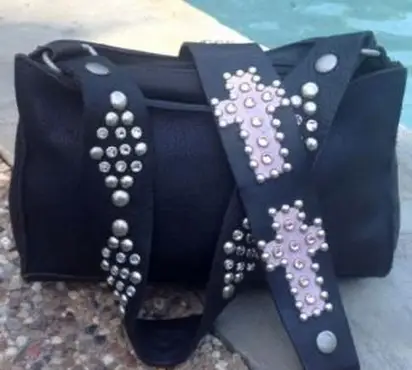 Two Bar West Handtasche aus gekrispeltem Leder mit Wechselriemen in Schwarz