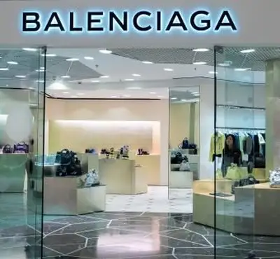 Balenciaga 디스플레이 창