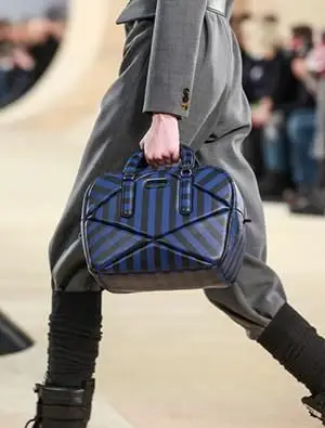 마크 바이 마크 제이콥스 레디 투웨어 2014 가을 / 겨울 컬렉션에서 모델이 런웨이를 걷고 있습니다.