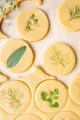 5 דרכים להשתמש בצמחי מרפא טריים לקישוט קינוחים