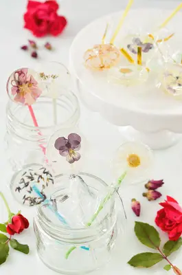 Easy DIY Lollipops With Edible Flowers