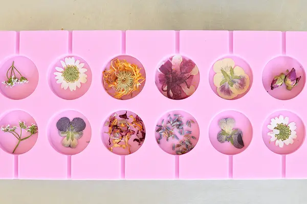Easy DIY Lollipops With Edible Flowers