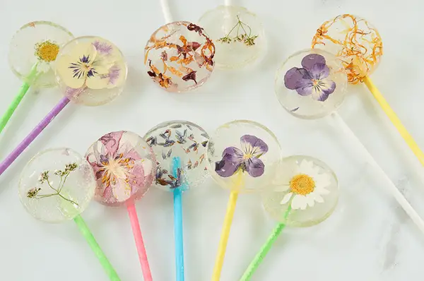 Easy DIY Lollipops With Edible Flowers (click through for recipe)