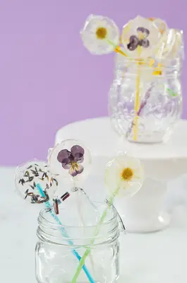 Easy DIY Lollipops With Edible Flowers (click through for recipe)