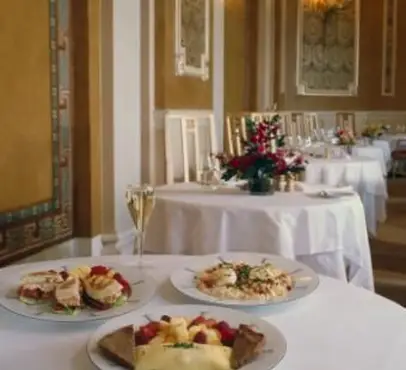 ustawienia stołu na brunch z szampanem