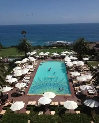 Montaż basenu na plaży ze stołami?