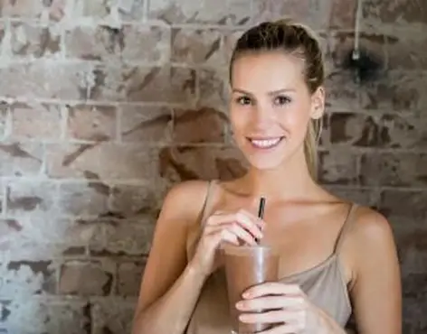 Usmievavá kaukazská žena s čokoládovým kokteilom