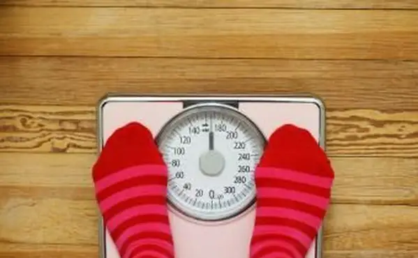 Calzini a righe rosa in piedi su scala rosa