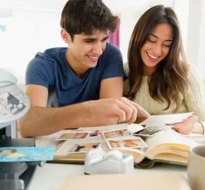 casal imprimindo fotos juntos