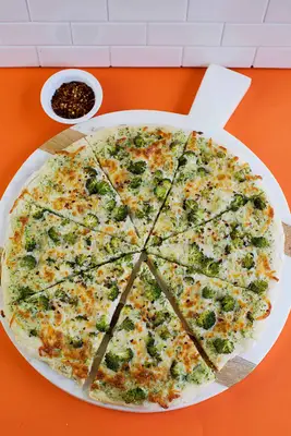 Pizza cremosa de doble brócoli