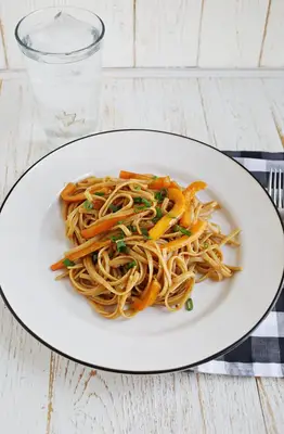 スパイシーなピーナッツ麺