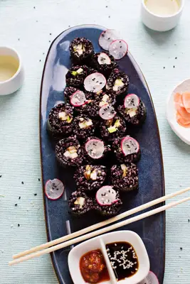 Sushi di fungo fumoso e riso nero