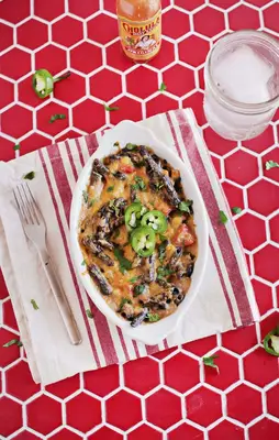 Maccheroni e formaggio al forno sud -occidentale (con noodles di fagioli neri)