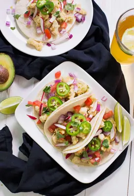 揚げたアボカドとマッシュルームのタコス