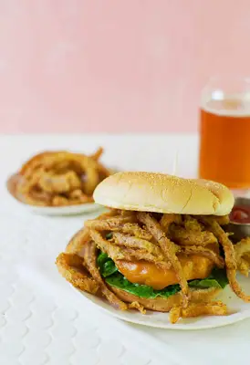 סומסום קלוי גרבנזו המבורגרים עם קשיות בצל אדום