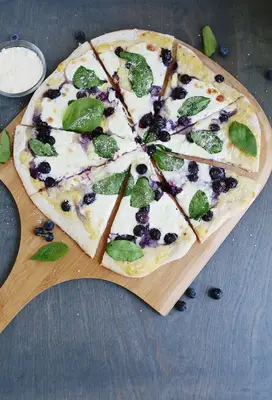 פיצה אוכמניות ותרד עם רוטב לבן שמנת