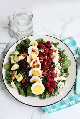Grønkål cobb salat med facon vinaigrette