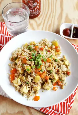 Smażony ryż ananasowy