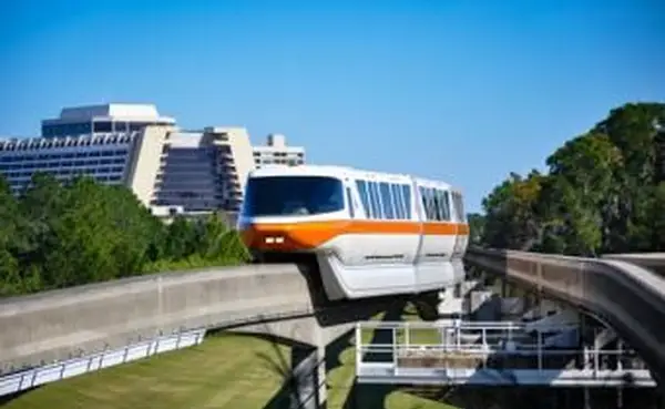 모노레일과 현대적인 리조트