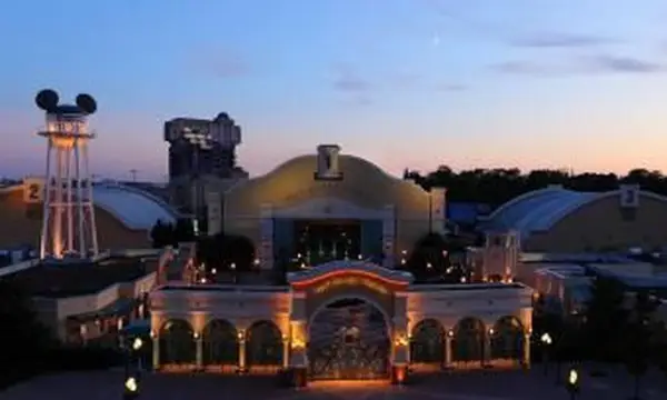 Łuk wejściowy do Disneylandu w Hongkongu