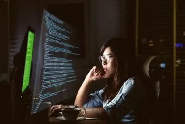 אישה מקודדת בלילה