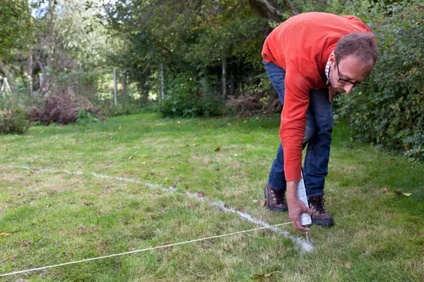 Circular lawn - marking the circle