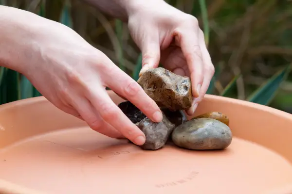 How to make a bird bath - adding stones to the saucer