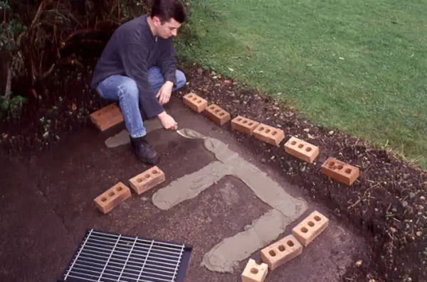 Spreading the layer of mortar