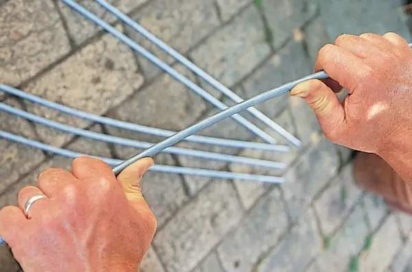 How to make a metal garden obelisk - bending the rods