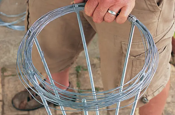 How to make a metal garden obelisk - weaving wire around the rods
