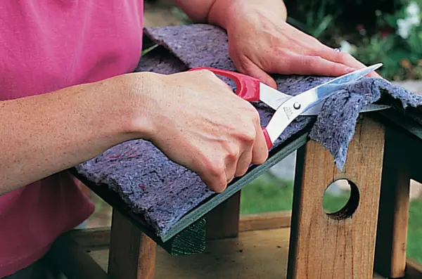 Cutting water-retentive matting to size