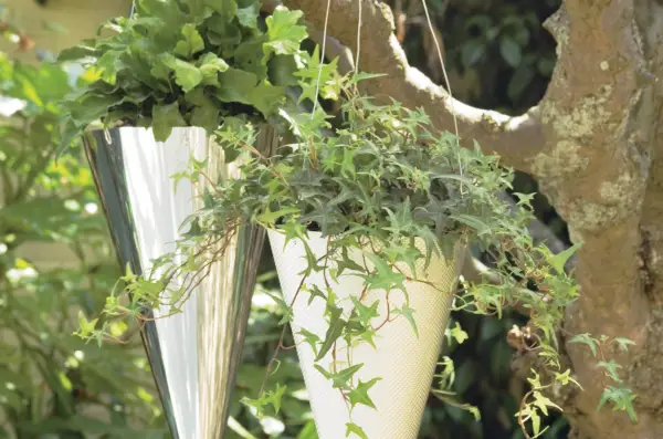 Hvordan man laver en kegleformet hængende kurv