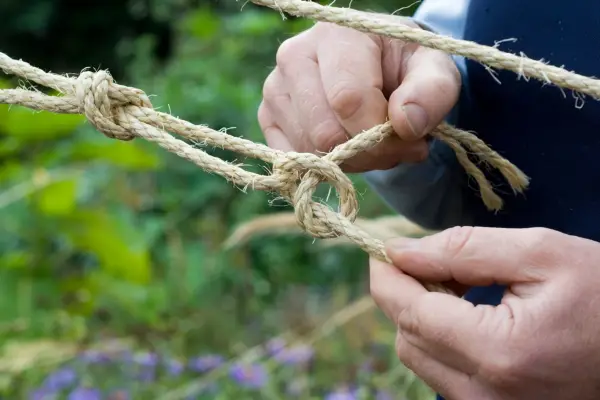 Thread and tie in the pulley ropes
