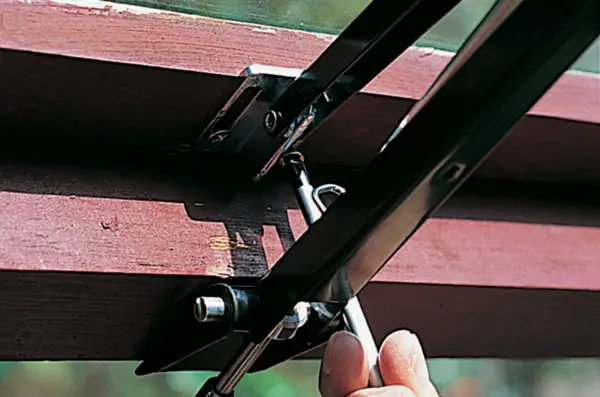 Screwing the vent in place